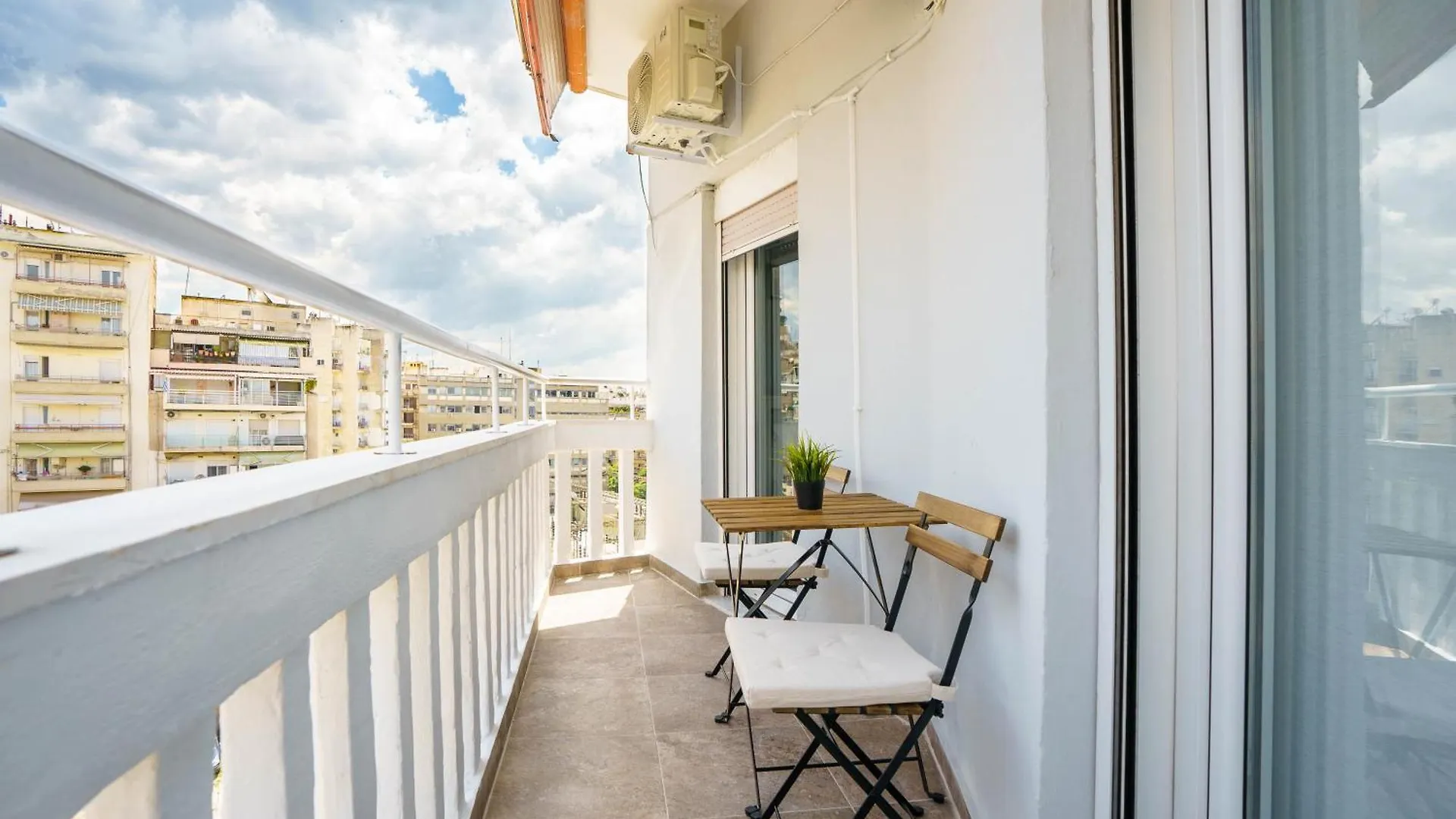 White Luxury Apartment سالونيك
